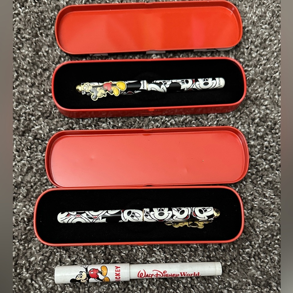 Vintage 1997 Disney Mickey Mouse Collectible Rolleeball Pen Case and Pen Set - Picture 5 of 13